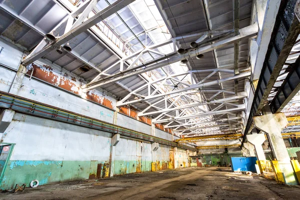 Largo corredor na antiga fábrica abandonada — Fotografia de Stock