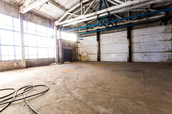 Habitación abandonada en una antigua fábrica — Foto de Stock