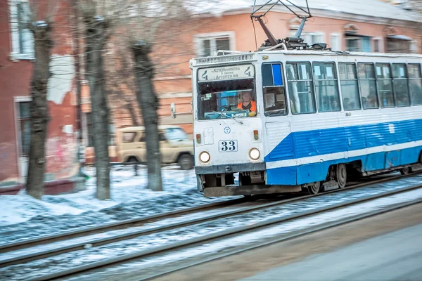 Omsk, russland - 21. märz 2013: blaue straßenbahn fährt schienen — Stockfoto