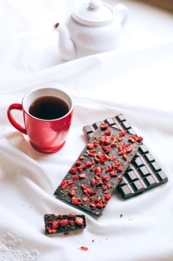 Çikolata ve çayla erkenden kahvaltı