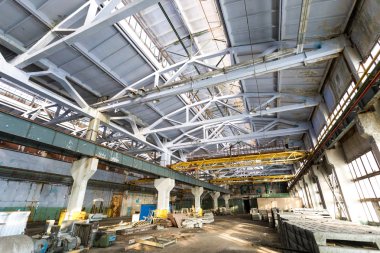 Güneşli bir günde terk edilmiş eski sanayi deposu.