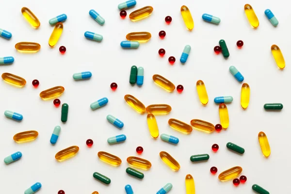 Pilules médicales colorées isolées sur fond blanc — Photo