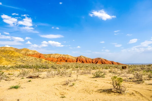 Çölde kayalık dağ