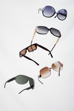 çeşitli renklerde izole güneş gözlüğü