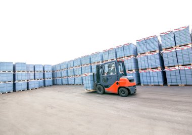 Ev yapımı fabrikasının yakınındaki beton bloklu otomatik yükleyici