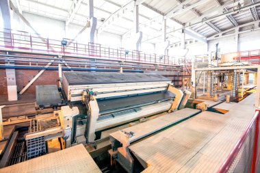 Fabrikada havalandırmalı beton bloklar üretiliyor.