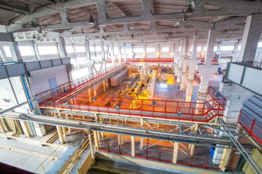 Fabrikadaki üretim tesisleri yukarıdan görüntüyü engelliyor