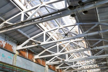 Eski terk edilmiş fabrikanın metal tavanı.