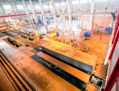 Fabrikada havalandırmalı beton bloklar üretiliyor.