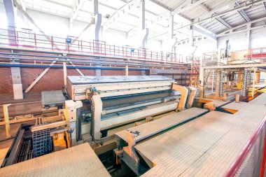 Beton bloklar üreten fabrikadaki modern ekipmanlar