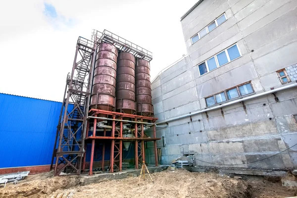 Wieża do mieszania betonu fabryki produkującej bloki — Zdjęcie stockowe