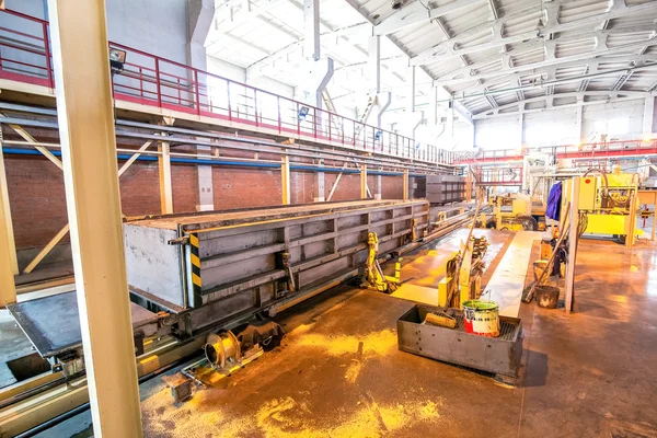 Современное оборудование на заводе по производству бетонных блоков — стоковое фото