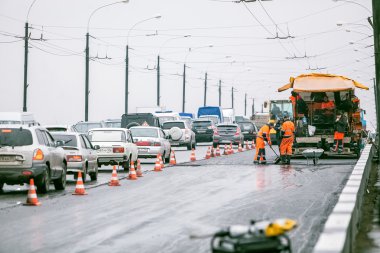 Omsk, Rusya - 19 Ağustos 2013: yolda trafik