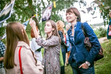 Omsk, Rusya - 21 Mayıs 2014: Festival fotoğraf Caddesi üzerinde