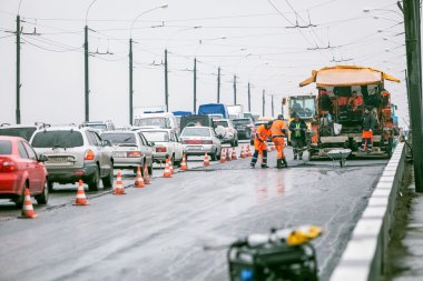 Omsk, Rusya - 19 Ağustos 2013: yolda trafik
