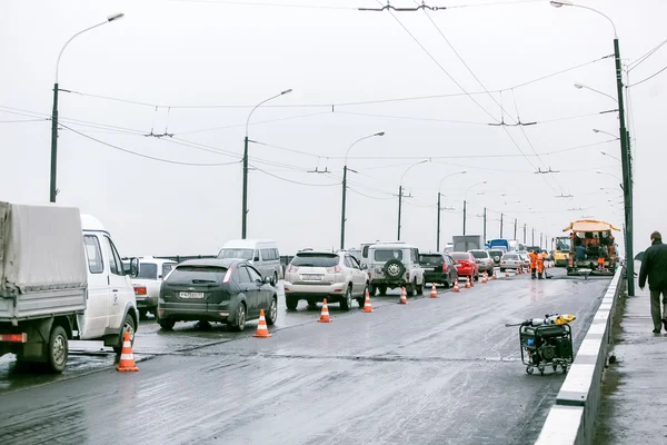 Omsk, Rusia - 19 de agosto de 2013: tráfico en la carretera —  Fotos de Stock