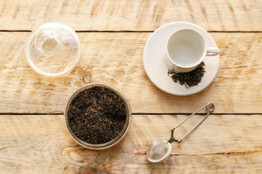 Güneşli sabah ahşap masa üzerinde çay seti