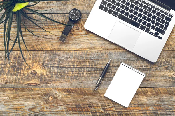 Lugar de trabajo mans en la mesa de madera — Foto de Stock