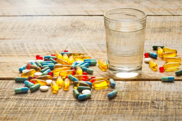 Färgglada medicinska piller isolerad på fastigheten tabell — Stockfoto