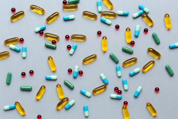 Färgglada medicinska piller isolerade på grå bakgrund — Stockfoto