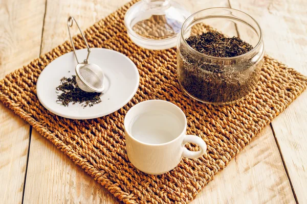 Set de té con agua caliente en taza sobre mesa de madera —  Fotos de Stock