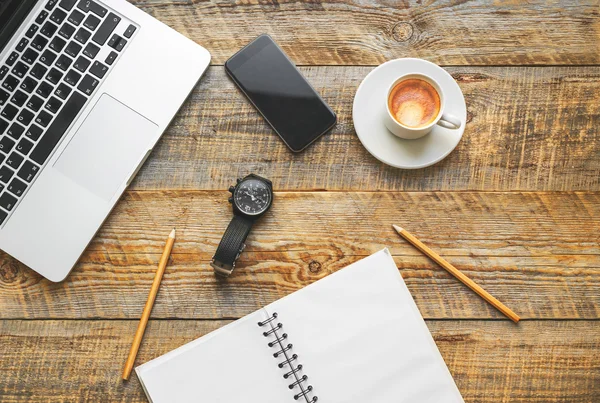 Cómodo lugar de trabajo mans en la mesa de madera — Foto de Stock