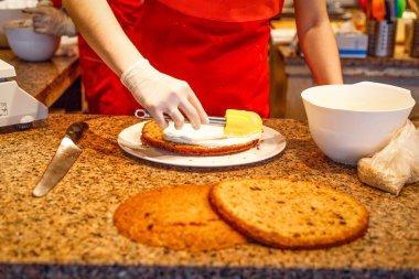 ev yapımı kek pişirme işlemi geçerli krem