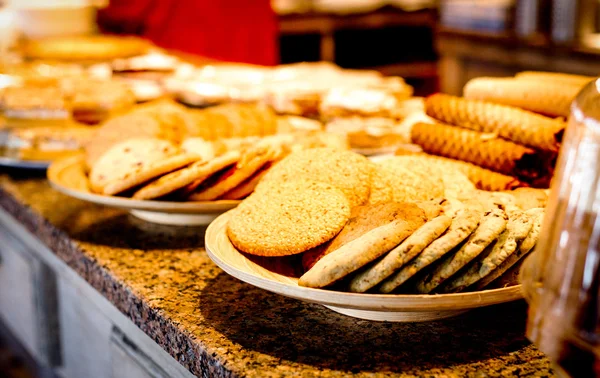 Verschillende soorten zelfgemaakte cookies op platen — Stockfoto