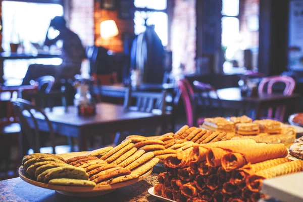 Verschillende soorten cookies op de teller in café — Stockfoto