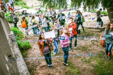 Omsk, Rusya - 21 Mayıs 2014: Festival fotoğraf Caddesi üzerinde
