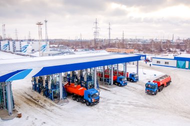 Omsk, Rusya - 6 Aralık 2011: Gazprom, benzin istasyonu