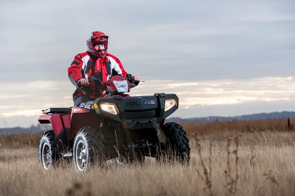 Ομσκ, Ρωσία-30 Αυγούστου 2015: άνθρωπος σε Quad ATV — Φωτογραφία Αρχείου