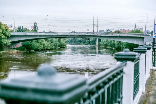 Омск, Россия - 19 августа 2013 г.: мост через реку Иртыш — стоковое фото