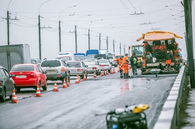 Omsk, Rusya - 19 Ağustos 2013: yol onarım