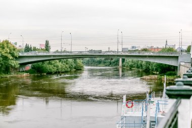 Omsk, Rusya - 19 Ağustos 2013: köprüden İrtiş Nehri