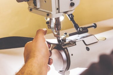 Dikiş makinesine deri dikiş atölyesi