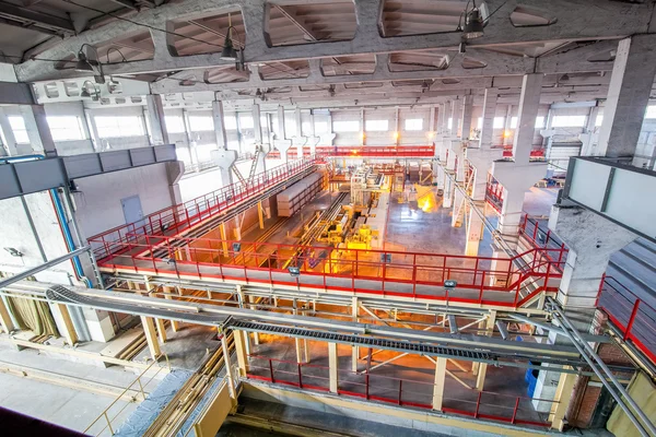 Equipos industriales en la fábrica en gran sala de producción — Foto de Stock