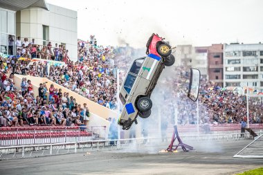 Omsk, Rusya - 03 Ağustos 2013: Otomatik rodeo, araba stunts.