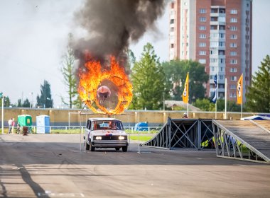 Omsk, Rusya - 03 Ağustos 2013: Otomatik rodeo, araba stunts.