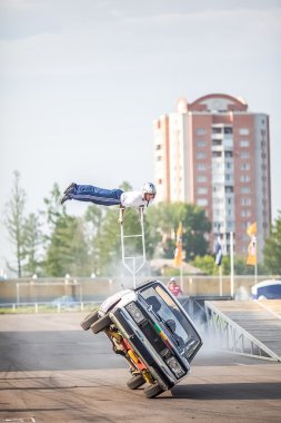 Omsk, Rusya - 03 Ağustos 2013: Otomatik rodeo, araba stunts.
