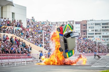 Omsk, Rusya - 03 Ağustos 2013: Otomatik rodeo, araba stunts.