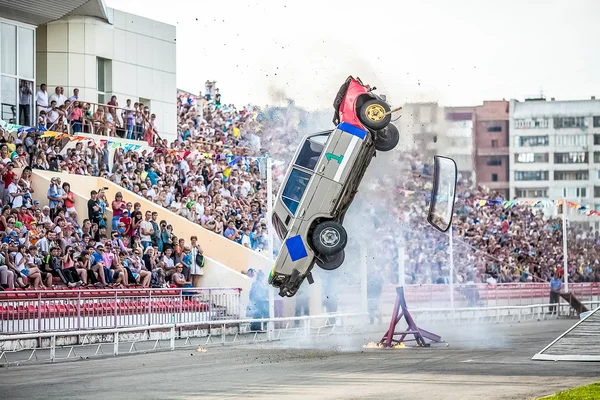 Omsk, Rusya - 03 Ağustos 2013: Otomatik rodeo, araba stunts.