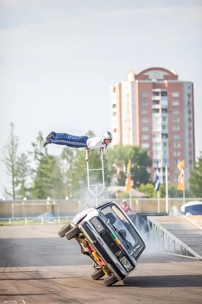 Omsk, Federacja Rosyjska - 03 sierpnia 2013: Auto rodeo, samochód hamuje — Zdjęcie stockowe