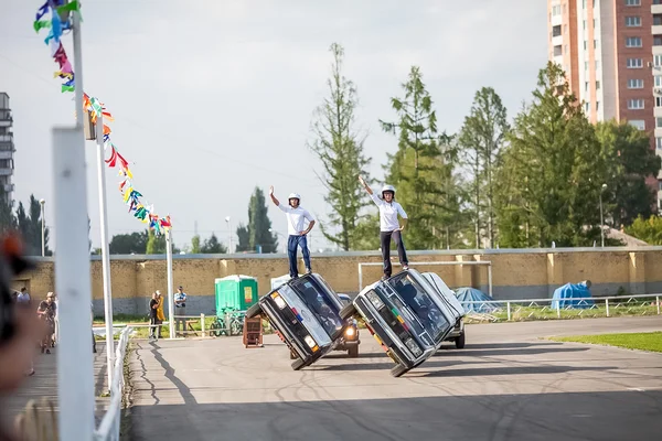 Omsk, Oroszország - augusztus 03, 2013: Auto rodeo, autó mutatványokat — Stock Fotó