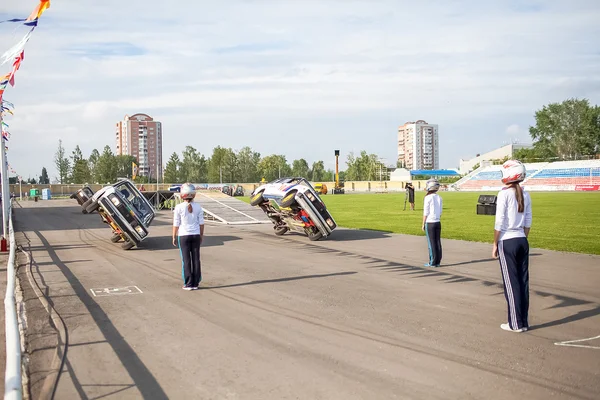 オムスク、ロシア - 2013 年 8 月 3 日: 自動ロデオの車のスタントします。 — ストック写真