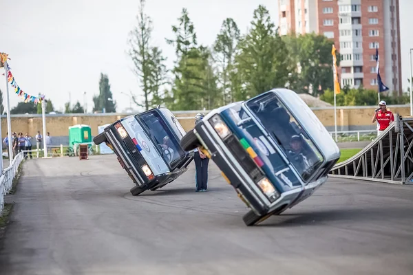 Omsk, Rússia - 03 de agosto de 2013: Auto rodeo, acrobacias de carro — Fotografia de Stock