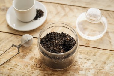 Güneşli sabah ahşap masa üzerinde çay seti