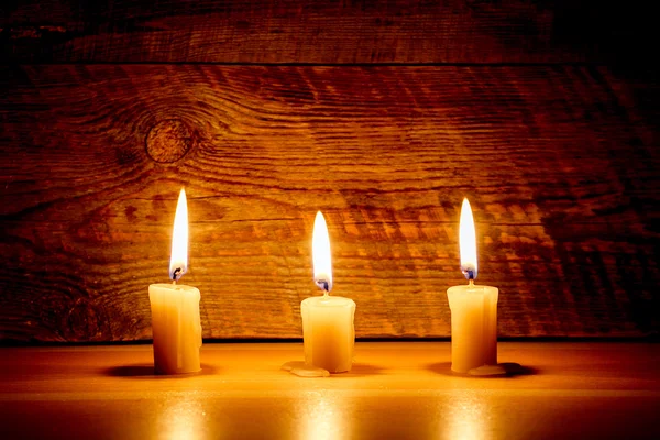 Svíčky na staré dřevěné pozadí — Stock fotografie
