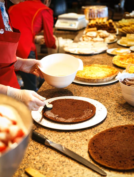 Proces van het koken van zelfgemaakte taart in restaurant — Stockfoto