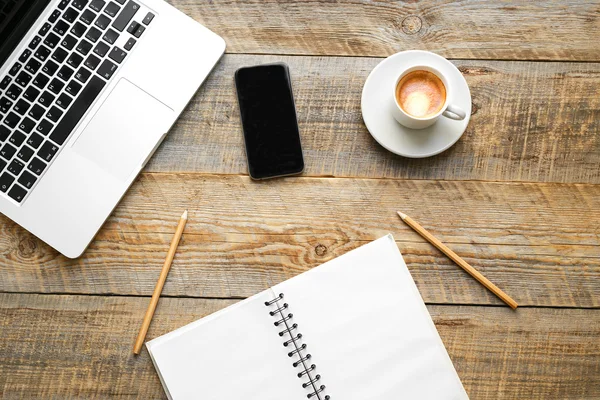 Mans lieu de travail à la table en bois - personne — Photo